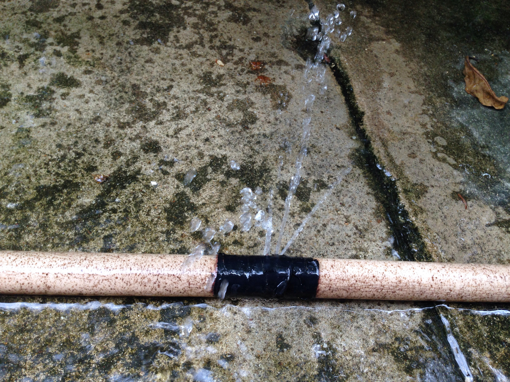 naprawa cieknącej rury