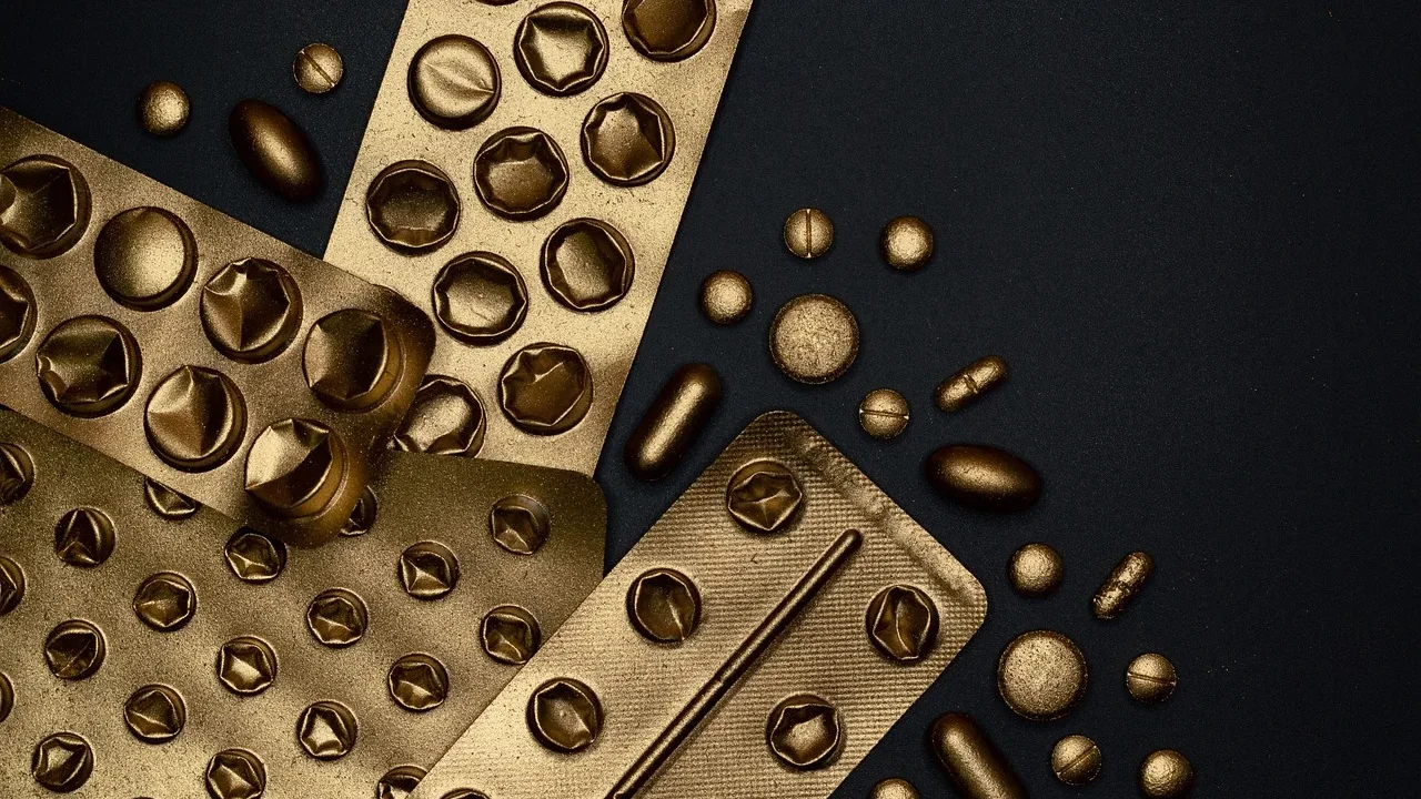 Tabletki magnezu i cynku obok siebie na białym tle