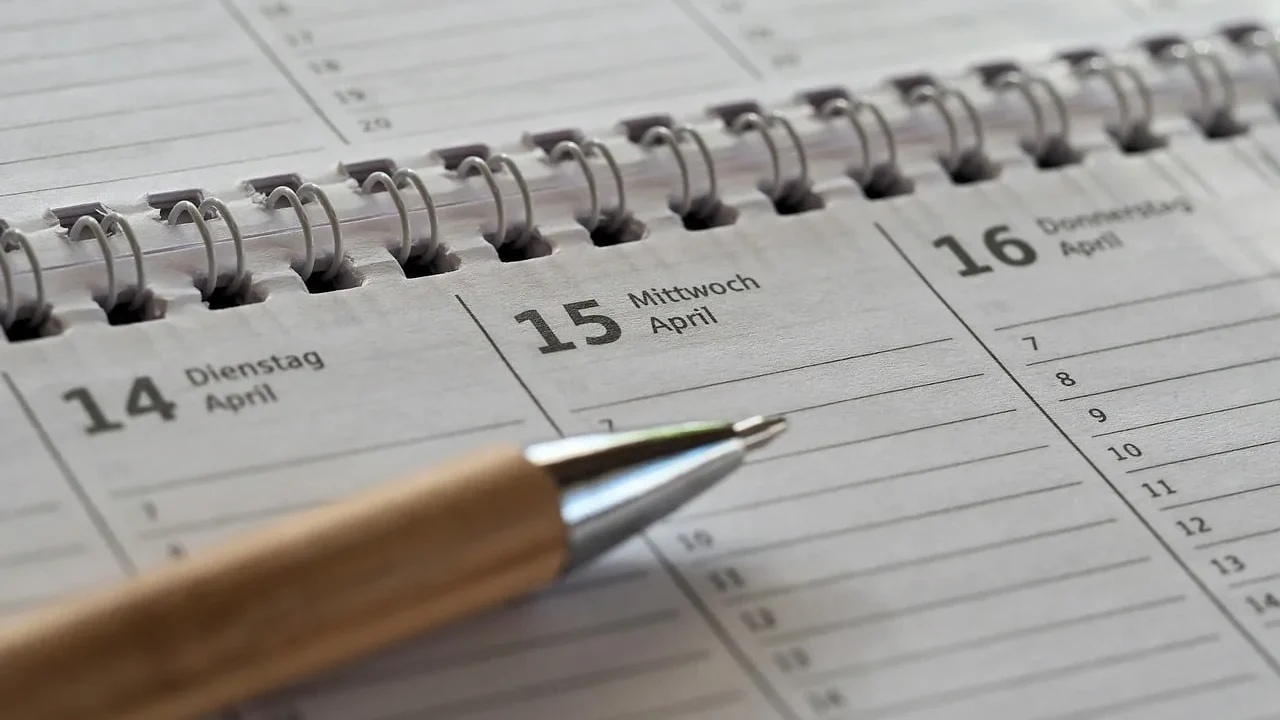 Kalendarz Google z kolorowymi blokami czasu — time blocking metoda na ekranie laptopa