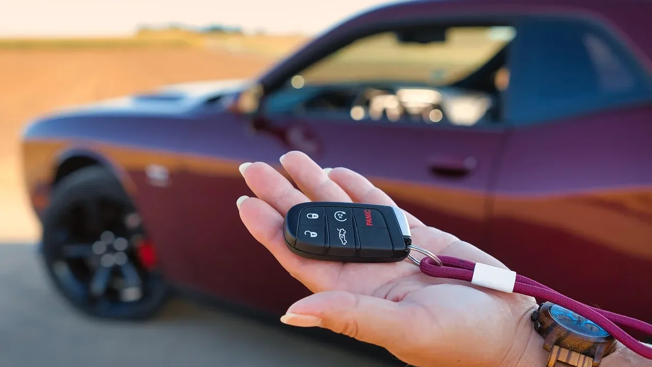 Kluczyki do nowego auta przekazywane w salonie — leasing dla osoby fizycznej