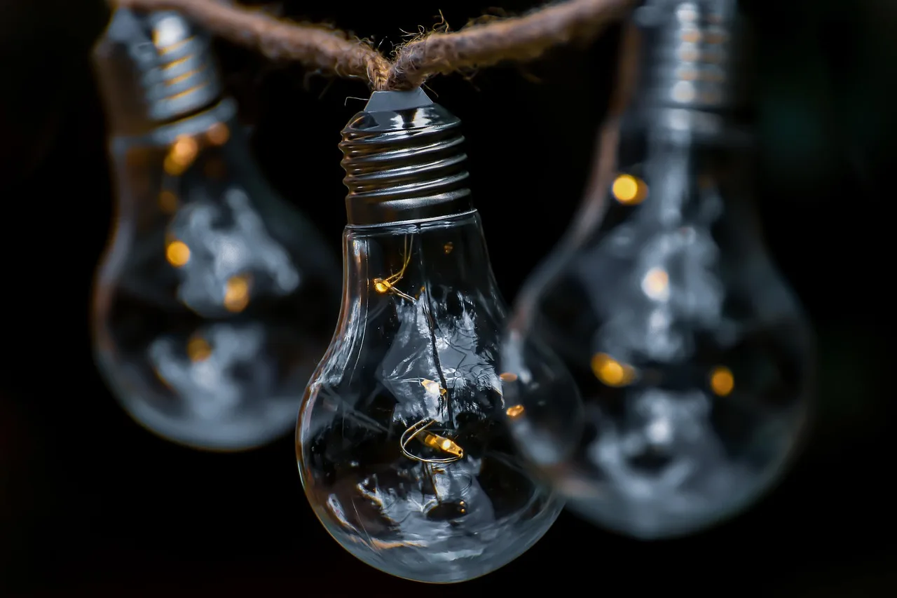 Licznik energii elektrycznej zamontowany na ścianie budynku