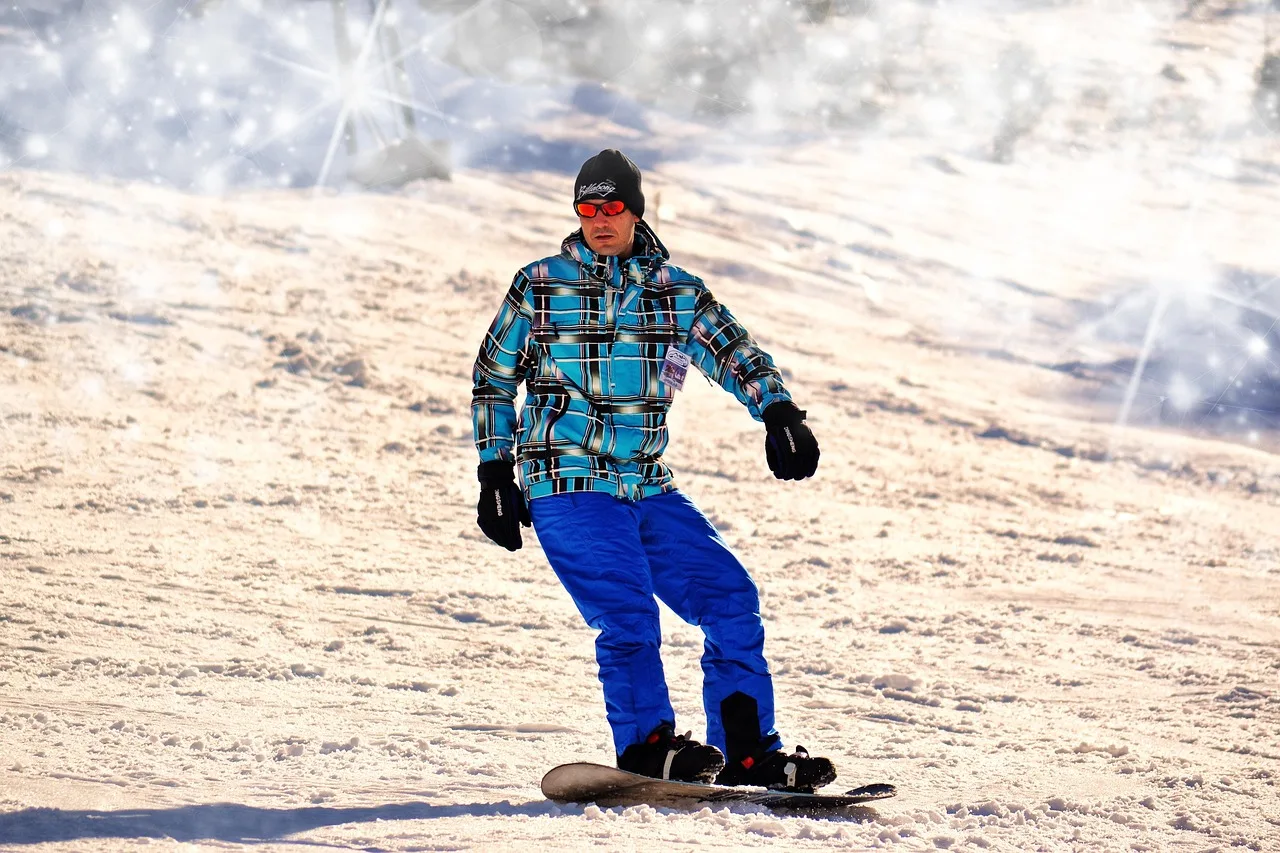 Para butów snowboardowych ustawiona na śniegu — widok z przodu