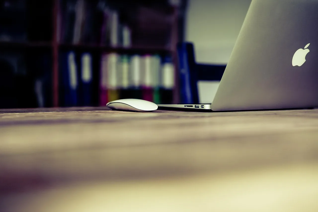 Freelancer przy laptopie obliczający składkę zdrowotną B2B na kalkulatorze