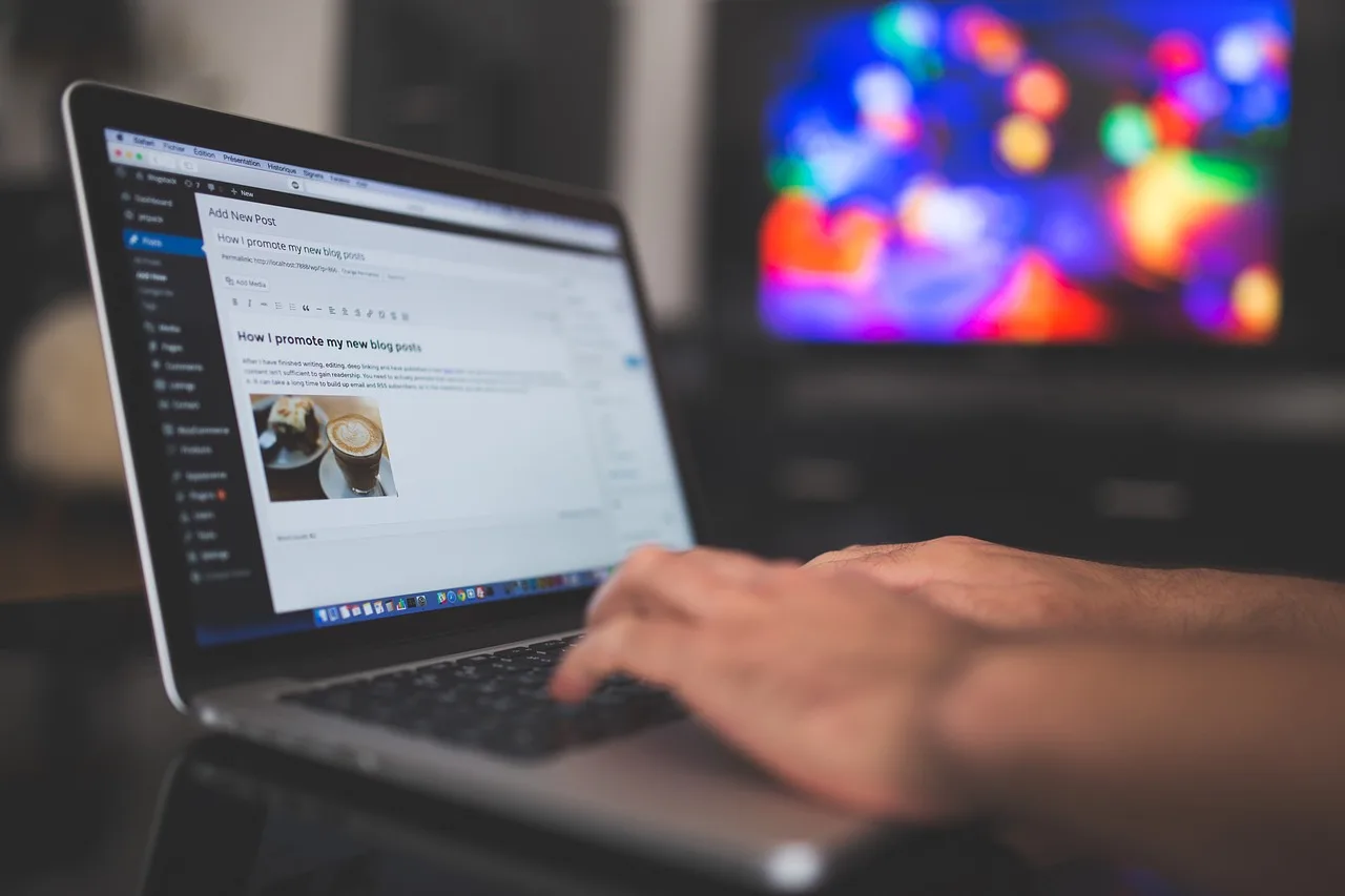 Freelancer przy pracy twórczej, umowa o dzieło a obowiązki wobec ZUS